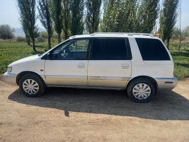 Другие автомобили: Просторный минивэн белого цвета с рейлингами на крыше — 13