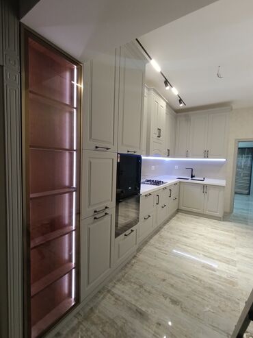 metbex ucun divan: Açıq rəngdə, klassik üslubda mətbəx mebeli dəsti. Qara rəngdə