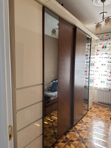 Dolablar: Kupe, 3 qapılı Dəhliz dolabı