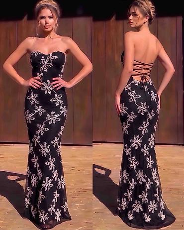 Elegantna crna večernja haljina – sirena kroj
3500din
S M L