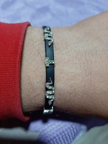 Narukvice: Srebrna narukvica 925 finoce sa gumenom podloskom ima dva slova i — 1