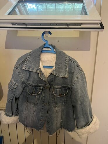 Kurtkalar: Qadınlar üçün cins gödəkçə - Material: Açıq mavi denim (cins) üst