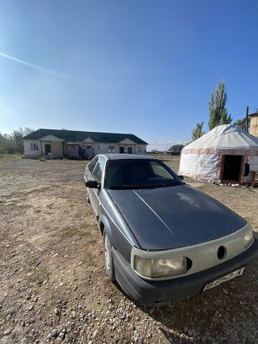 сиденья сетра: Volkswagen Passat: 1989 г., 1.8 л, Механика, Бензин, Седан