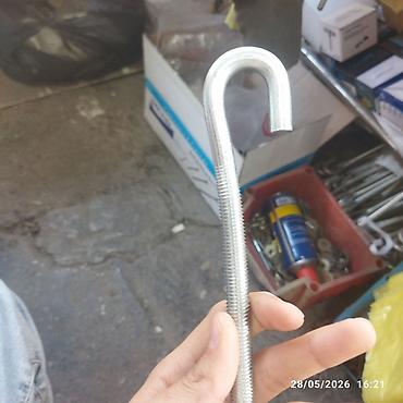 Boltlar: Məhsul: Qarmaq başlı yivli çubuq (J-bolt) Təsvir: - Material — 2