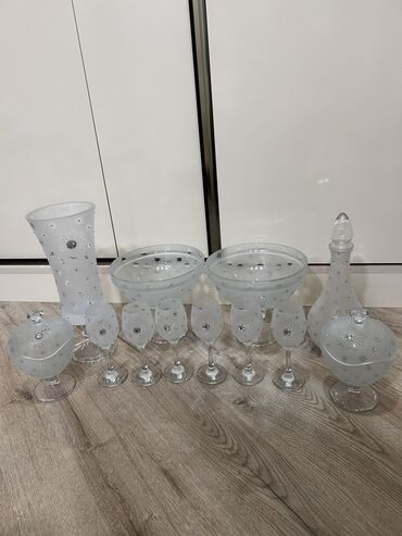 Digər içki üçün qablar: Bokal dəsti. Yenidir. 6 bokal, 1 vaza, 2 mürəbbə qabı, 1 grafin, 2 — 2