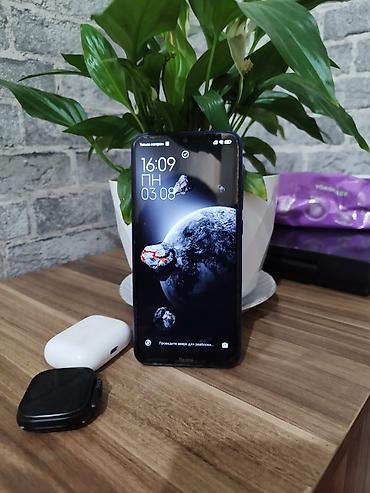 mac mini m4 бу: Смартфон Redmi (серия Note) с градиентной синей задней панелью. есть — 2
