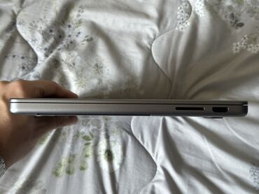 Apple: Apple M3, 8 GB OZU, 14 " — 9