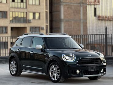 диск на сапок: Mini Cooper Countryman с характерным дизайном Mini. Кузов изумружного