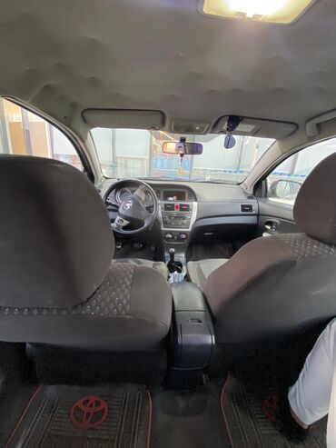 Digər avtomobillər: Boz rəngdə olan bu avtomobil rahat idarəetmə və funksionallıq təklif — 4