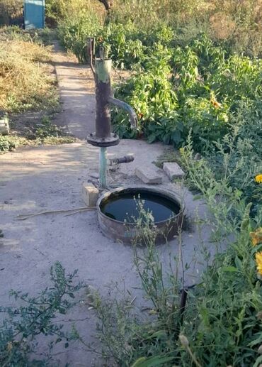 продам дом каракол: Продаётся участок 5 соток, в районе сах. завода есть колонка качалка