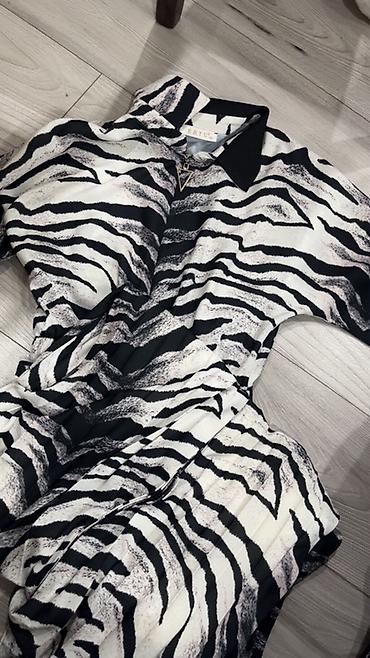 pantalone helanke: Ženska haljina sa zebraste šare - Model: košulja-haljina sa kragnom u — 1
