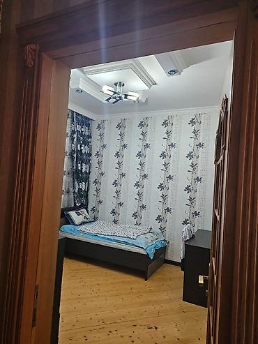 2 mərtəbəli fərdi yaşayış evi - Ümumi: daş divarlı, künc sahəli həyət