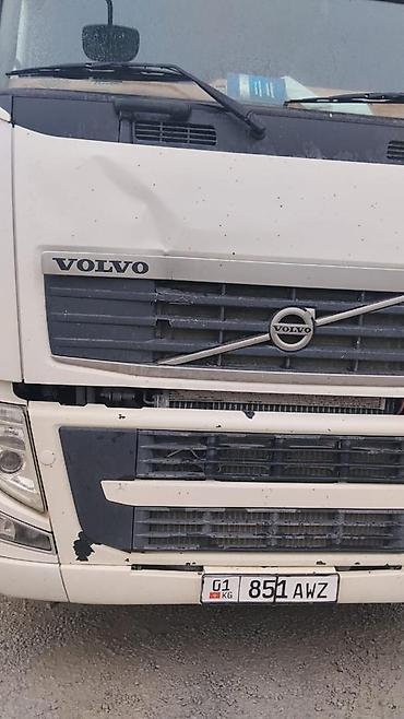 Кузовные детали: Капот Volvo есть вмятина на фото видно Цена 35000 сом - Решётка — 1