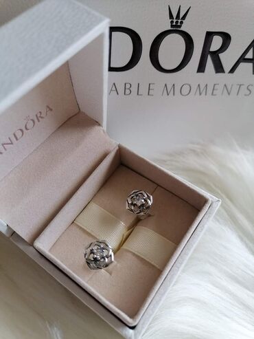 Minđuše: Pandora minđuše
Dobija se u kutijici
Cena:2100din — 20