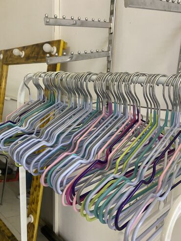 стойка вешелка: Продаются вешалки для детской одежды цена за штуку 10 сом