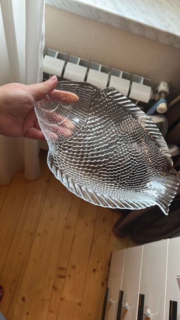 Meyvə qabları: 6 ədəd baliq formasında şüşə qab (salatlıq) 4 ədəd böyük bölməli çərəz — 2