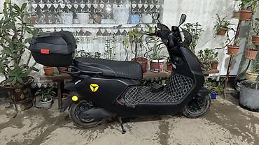surron ultra bee 2025: Электроскутер (черный, матовый) с современным футуристичным дизайном — 2