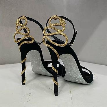 Basanoşka və səndəllər: Qızılı ilan detallı qadın stiletto …. - Rəng: qara - Material: məxməri — 1