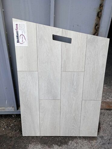 kafel metlax 2022: Ağ-açıq boz tonlarda, taxta teksturasını təqlid edən döşəmə örtüyü