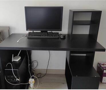 письменный стол с полками сверху: Компьютерный Стол, цвет - Черный, Б/у