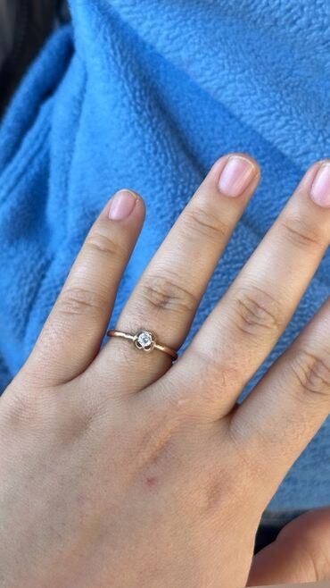 алтын золото каталог изделий: Продаю Золотое кольцо с центральным камнем. Размер 18 Проба 585 Вес