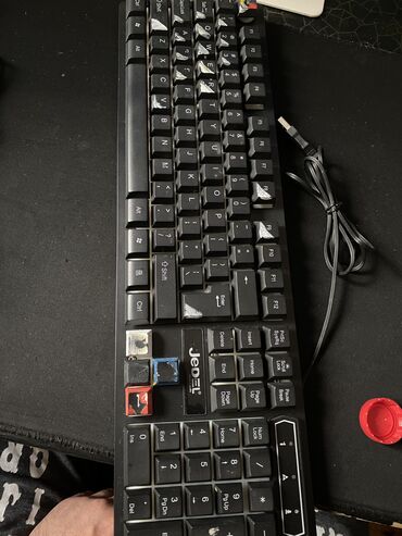 Klaviaturalar: 1 ci şəkildə iki set var maus klaviatura 1 ci olan ağ klaviatura və — 4