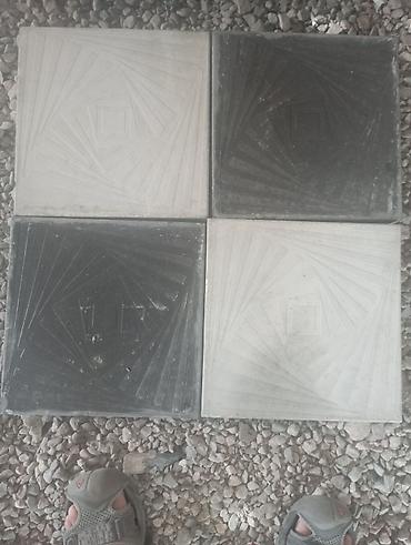 Тротуарная плитка: Тротуарная плитка 

- Формат: квадрат 30×30 см
серая 500
цветная 550 — 8