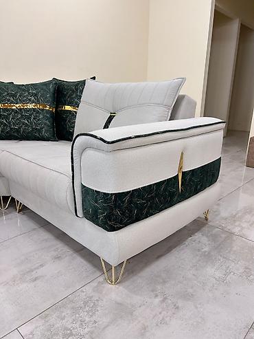 Divanlar: Ağ rəngli künc divan, qara haşiyəli və qızılı elementlərlə tamamlanan — 4