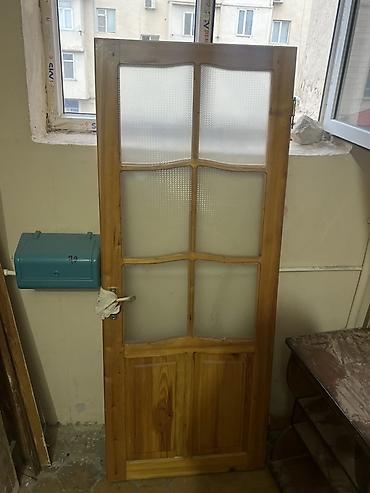 Şüşəli taxta qapı - Material: təbii ağac karkas, aşağı hissədə iki