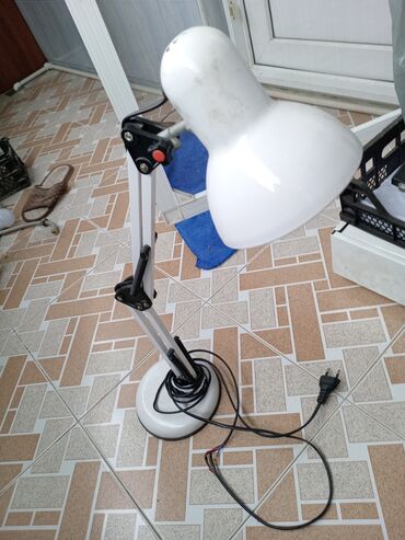masa ortuyu: Masa üstü mexanizmalı qol lampası - Rəng: ağ - Tip: fırlanan