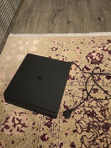 Playstation 4 Slim əla vəziyyətdəd satılır. Ev şəraitində işlənib