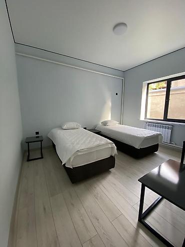 Продажа коттеджей и домов: 🏡 ҮЙ САТЫЛАТ 📍 Дареги: Манас шаары, Курманбек Аянты: 6 сотых Бөлмө — 8