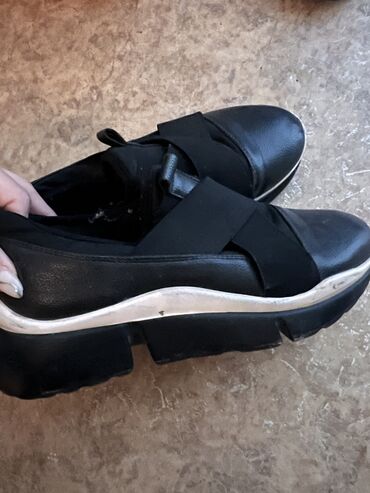обувь для спорта: Продам ботинки спорт
36р 
Очень удобные 
Состояние норм