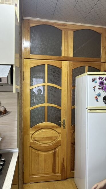Межкомнатные двери: Taxtadan hazırlanmış, şüşəli daxili otaq qapısı. Evdə istifadə üçün