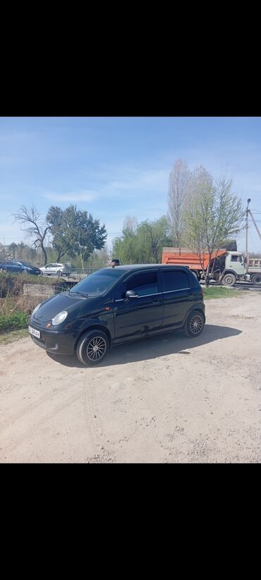 мини электромобиль: Хэтчбек Daewoo Matiz черного цвета, компактный и маневренный