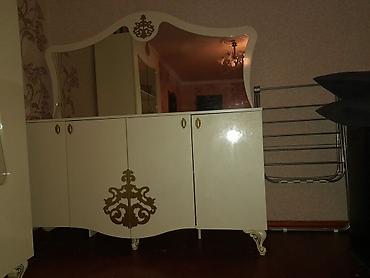 divar desən: Klassik üslubda geniş güzgülü konsol - Rəng: krem/ağ, qızılı dekor — 1