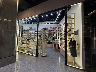 торговый место: 🔥 ПЕРЕДАЁТСЯ БУТИК B1 В OLD BISHKEK 📍 Площадь — 20 м² 💎 ТОПОВАЯ — 4