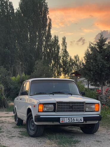 обмен авто с доплатой: Белый четырехдверный седан Lada Riva 2107. Автомобиль оснащен