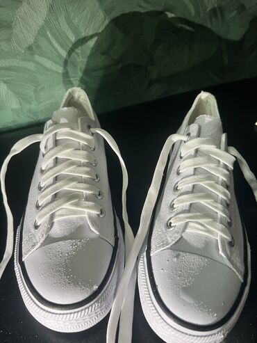 обувь белая: Продаю новые кеды Converse! - **Размер:** 41 - **Цвет:** белый -