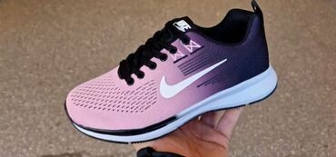 duboke cizme na pertlanje: Nike, 41, bоја - Šareno