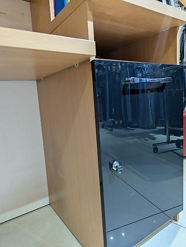 Торговое оборудование: Стойка ресепшн, Материал: Дерево, 112 см * 150 см * 57 см, Б/у — 3
