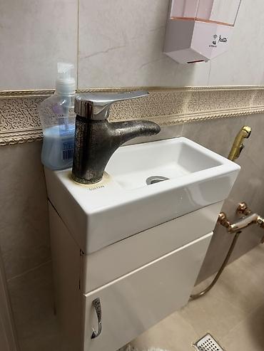 Kompakt hamam üçün asma güzgüsüz dolablı əl yuyucu lavabo dəsti -