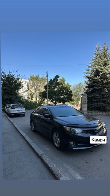 бузук машиналар: Автомобиль Toyota Camry, представленный в черном цвете, является