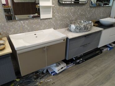 Металлопрокат: Ağ rəngli keramika lavabosu olan, qəhvəyi rəngli ikiqapılı hamam