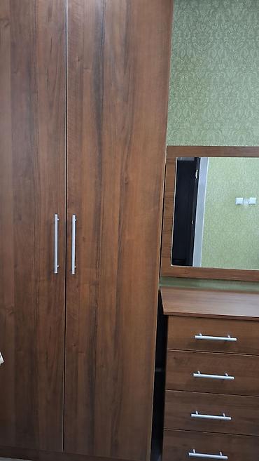 standing mirror: Спальный гарнитур в едином стиле: двустворчатый шкаф, комод с зеркалом — 1