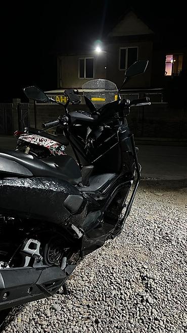 t max: Скутер-макси в черном цвете. Характеристики и оснащение: - Кузов — 4