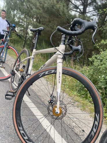 Другой транспорт: Отличный шоссейный велосипед диаметр колес 28 тормоза дисковые все