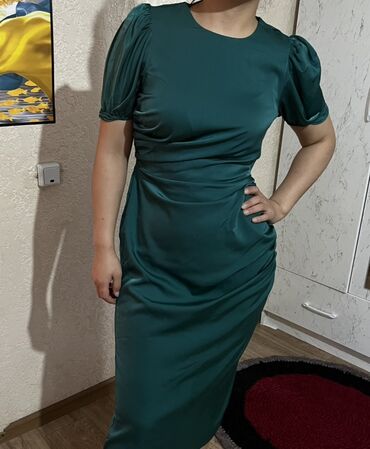 аялдар койногу: Платье миди из атласной ткани насыщенного изумрудного цвета. -