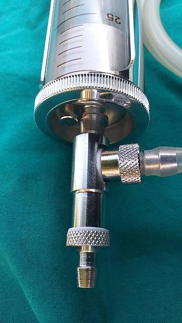 Medicinska oprema: Špric 100 ml za pretakanje ispiranje. Može i za druge namene . Kao — 4