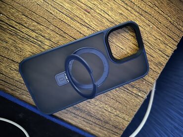 telefon kabro: Qara rəngli, maqnetikli halqa tutacağı olan telefon qoruyucu örtüyü